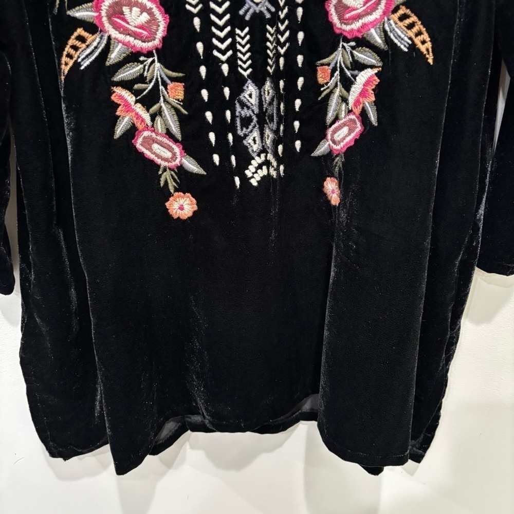 Kyla Seo Velvet Embroidered Floral Tunic Top Women’s Size Medium - Picture 3 of 11